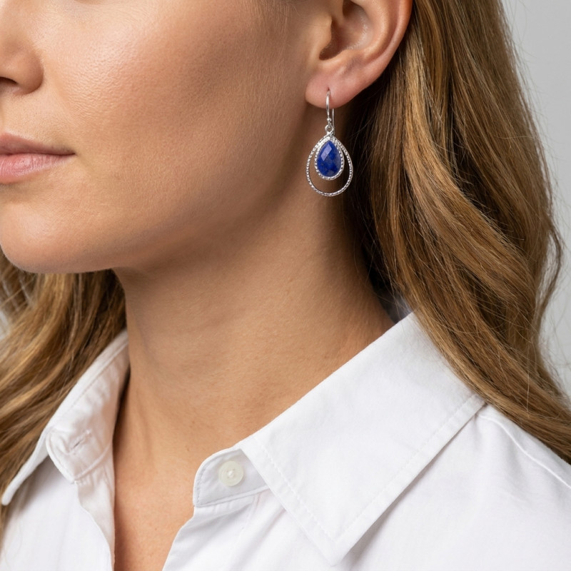 Boucles d'oreilles Pendantes en Argent et Lapis Lazuli Poire Cabochon porté