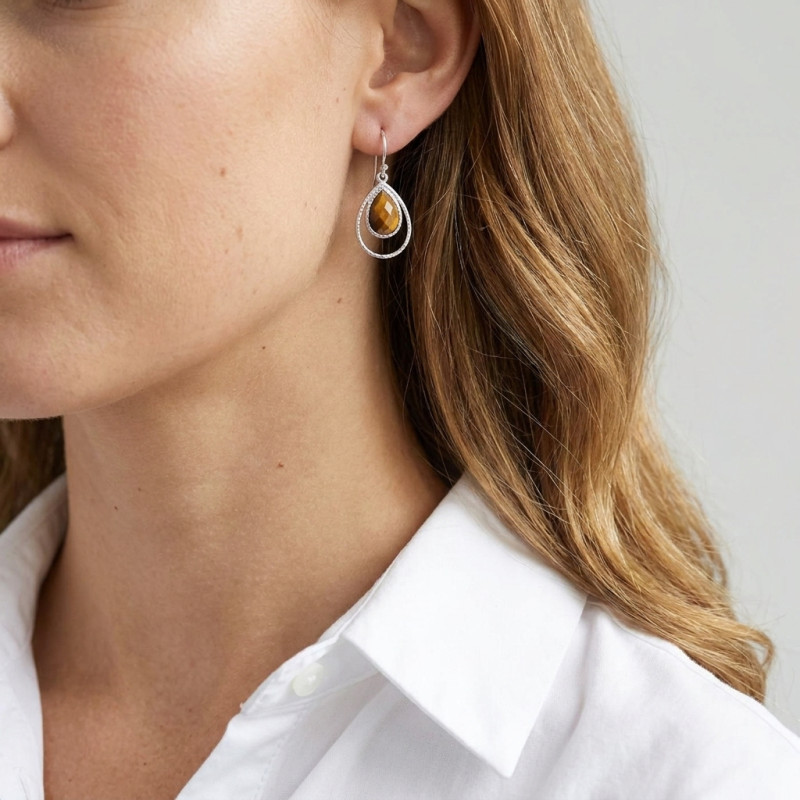 Boucles d'oreilles Pendantes en Argent et Oeil de tigre Poire Cabochon porté