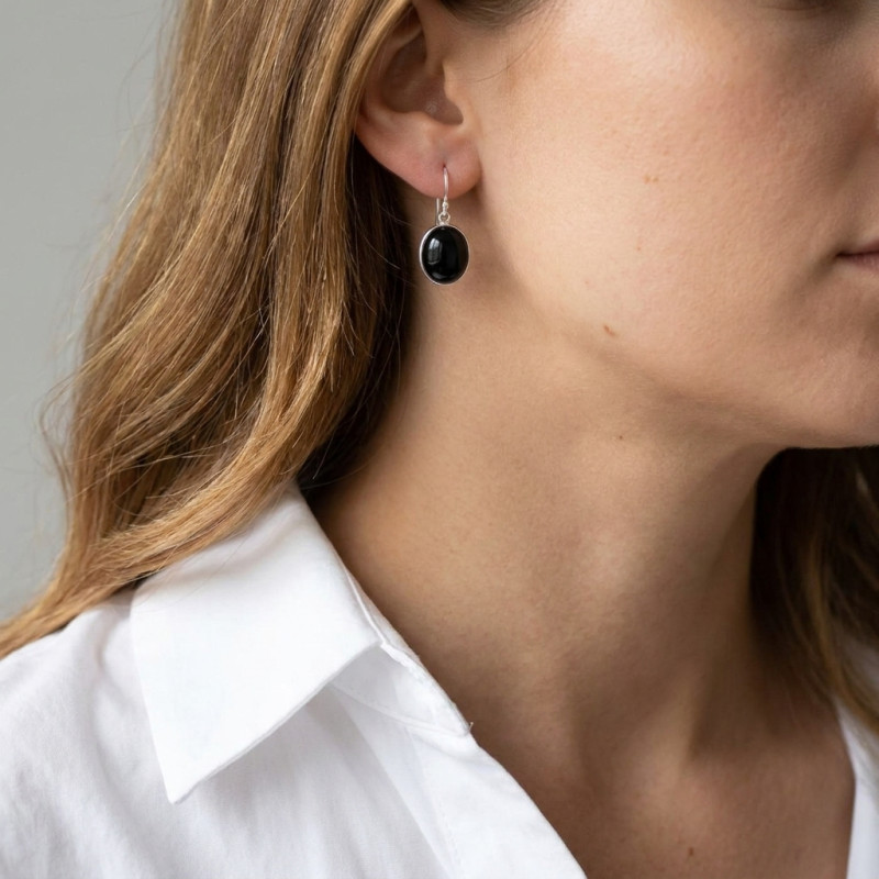 Boucles d'oreilles Pendantes en Argent et Onyx Ovale Cabochon 12x10mm porté