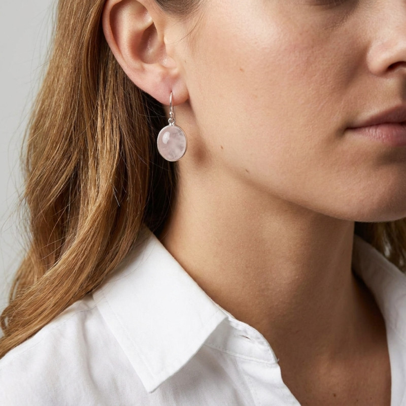 Boucles d'oreilles Pendantes en Argent et Quartz Rose Ovale Cabochon 12x10mm porté