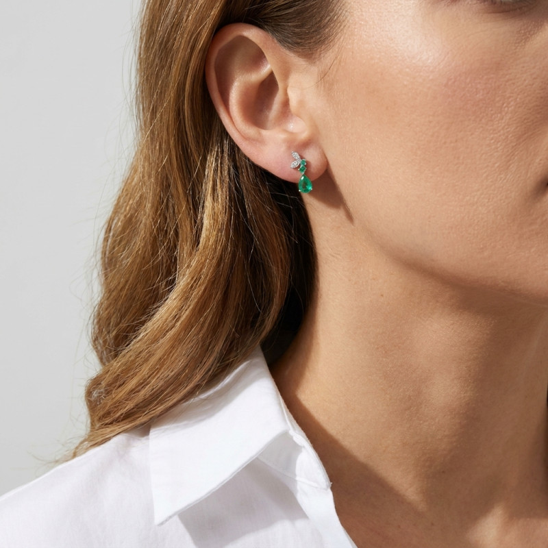 Boucles d'oreilles Pendantes en Or Blanc 750 Emeraude et Diamant porté