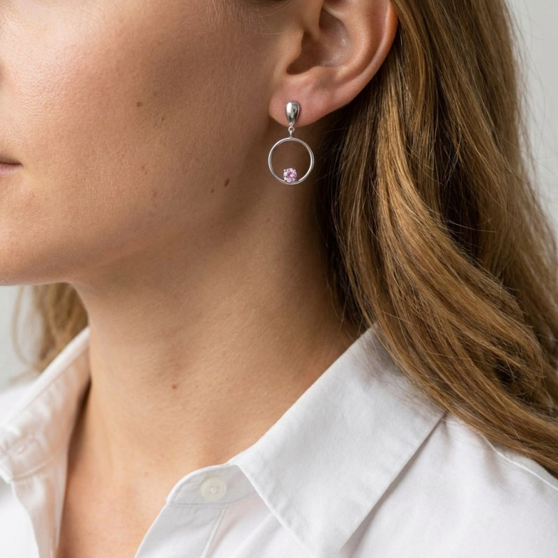 Boucles d'oreilles pendantes en Or Blanc 750 et Saphirs roses porté