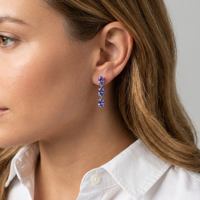 Boucles d'oreilles Pendantes en Or Blanc 750 et Tanzanite porté