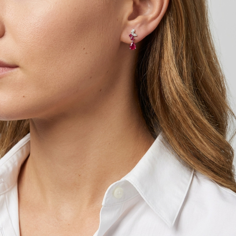Boucles d'oreilles Pendantes en Or Blanc 750 Rubis et Diamant porté