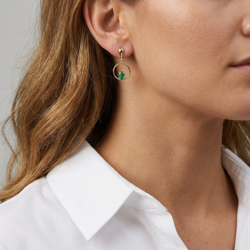 Boucles d'oreilles pendantes en Or Jaune 750 et Emeraudes AAA ovales 7x5mm porté