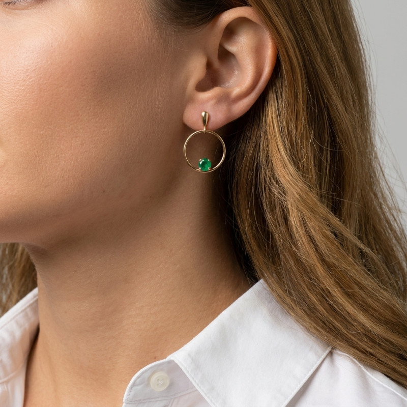 Boucles d'oreilles Pendantes en Or Jaune 750 et Emeraudes rondes porté