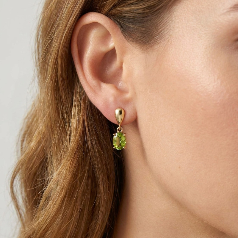 Boucles d'oreilles pendantes en Or Jaune 750 et Péridot porté