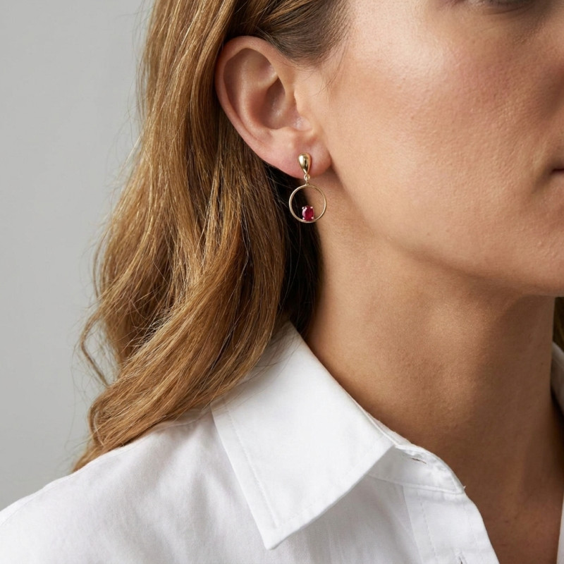 Boucles d'oreilles pendantes en Or Jaune 750 et Rubis AAA ovales 6x4mm porté