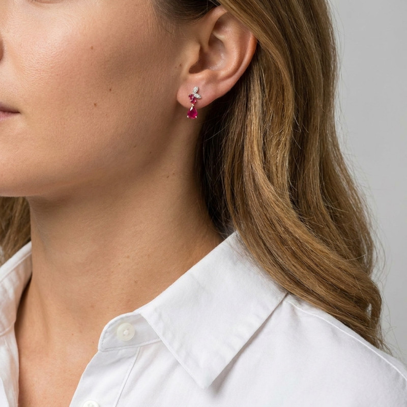 Boucles d'oreilles Pendantes en Or Jaune 750 Rubis et Diamant porté