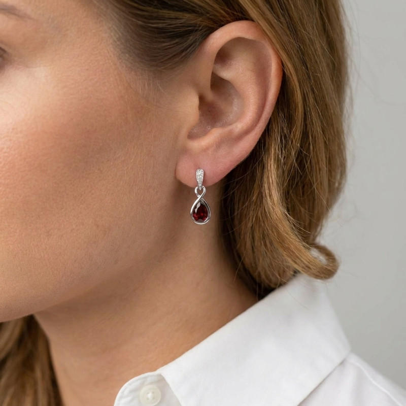 Boucles d'oreilles Pendantes  Infini Or Blanc 375 Grenat et Diamant porté