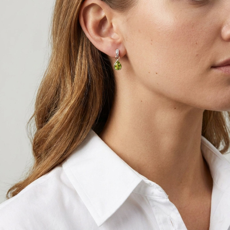 Boucles d'oreilles Pendantes  Infini Or Jaune 375 Péridot et Diamant porté