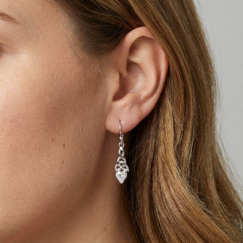 Boucles d'oreilles Pendantes Motif Celtique Argent 925 Rhodié et Oxyde de zirconium porté