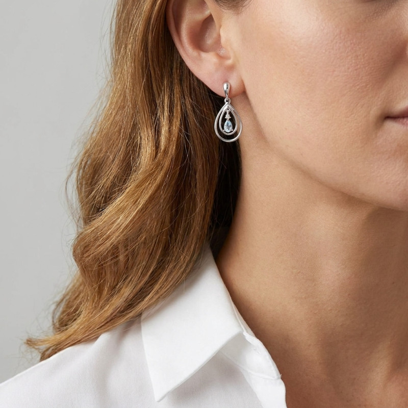 Boucles d'oreilles Pendantes Or blanc 375 Aigue Marine et Diamant porté