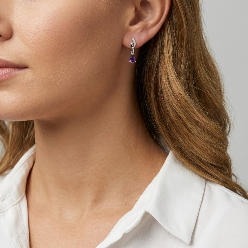 Boucles d'oreilles Pendantes Or blanc 375 Améthyste et Diamant porté