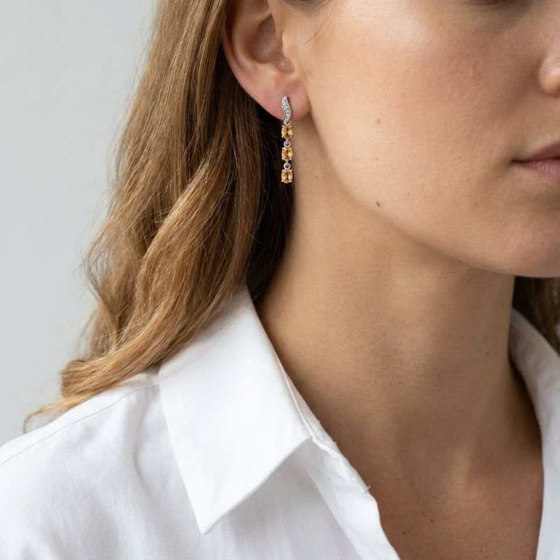 Boucles d'oreilles Pendantes Or Blanc 375 Citrine et Diamant porté