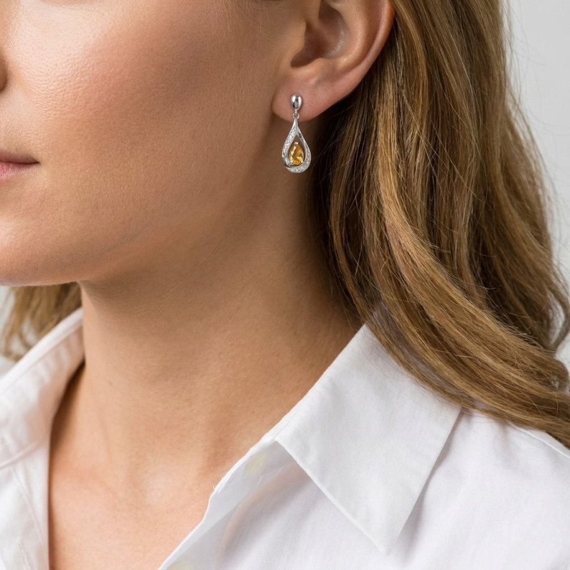 Boucles d'oreilles Pendantes Or Blanc 375 Citrine poire de 5x3mm et Diamants porté