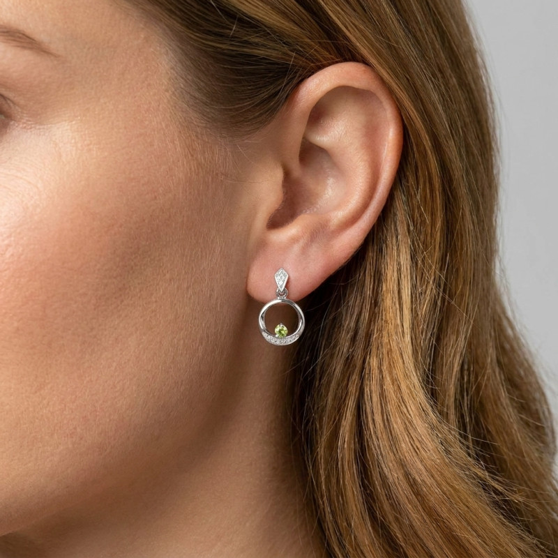 Boucles d'oreilles Pendantes Or blanc 375 et Péridot porté