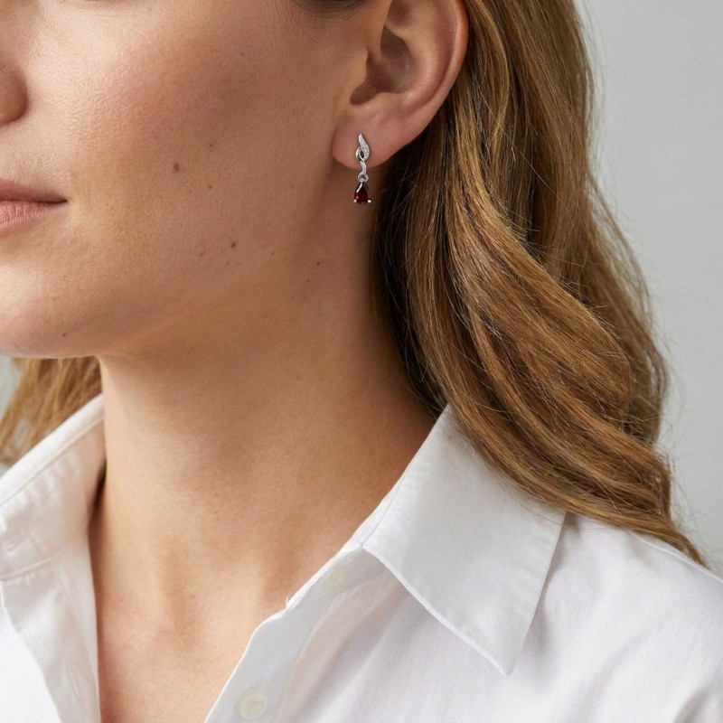 Boucles d'oreilles Pendantes Or blanc 375 Grenat et Diamant porté