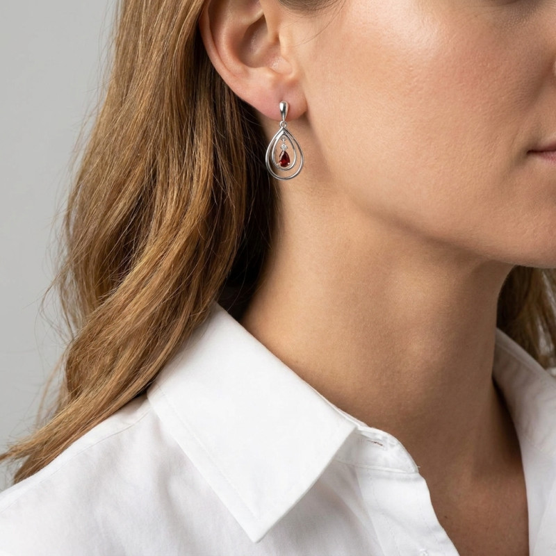Boucles d'oreilles Pendantes Or blanc 375 Grenat et Diamant porté