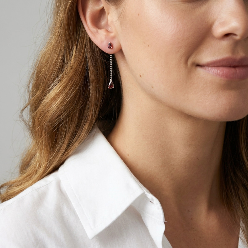 Boucles d'oreilles Pendantes Or Blanc 375 Grenat taille poire porté