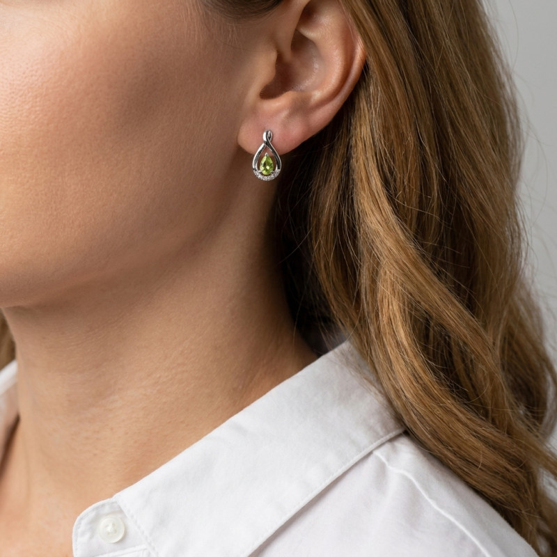 Boucles d'oreilles Pendantes Or Blanc 375 Péridot et Diamant porté