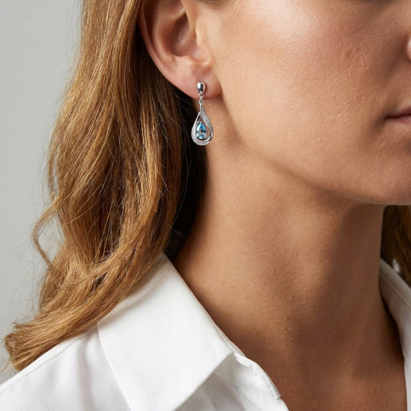 Boucles d'oreilles Pendantes Or Blanc 375 Topaze bleue traitée poire de 5x3mm et Diamants porté