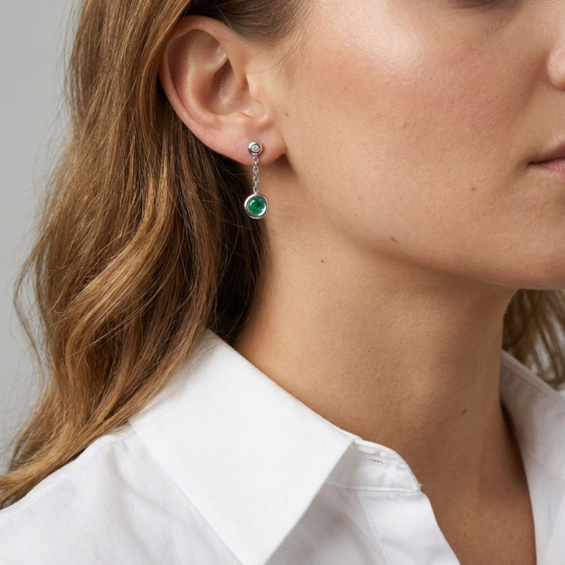Boucles d'oreilles Pendantes Or Blanc 750  Emeraude et Diamant porté