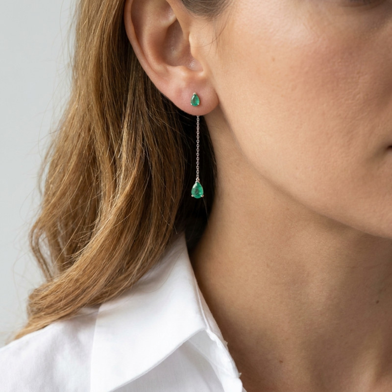 Boucles d'oreilles Pendantes Or Blanc 750 Emeraude taille poire porté