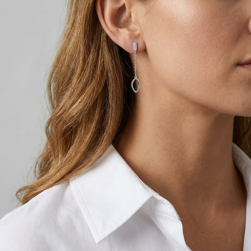 Boucles d'oreilles pendantes Or Blanc 750 navette et diamants porté