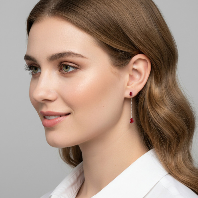 Boucles d'oreilles Pendantes Or Blanc 750 Rubis taille poire porté