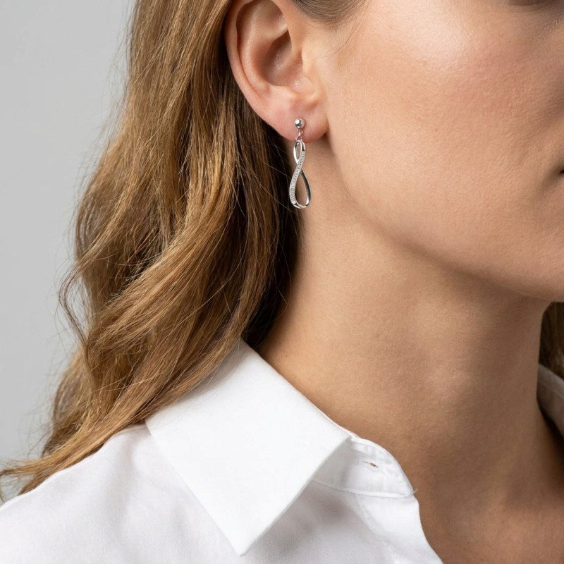 Boucles d'oreilles pendantes Or Blanc 750 signe infini et diamants porté
