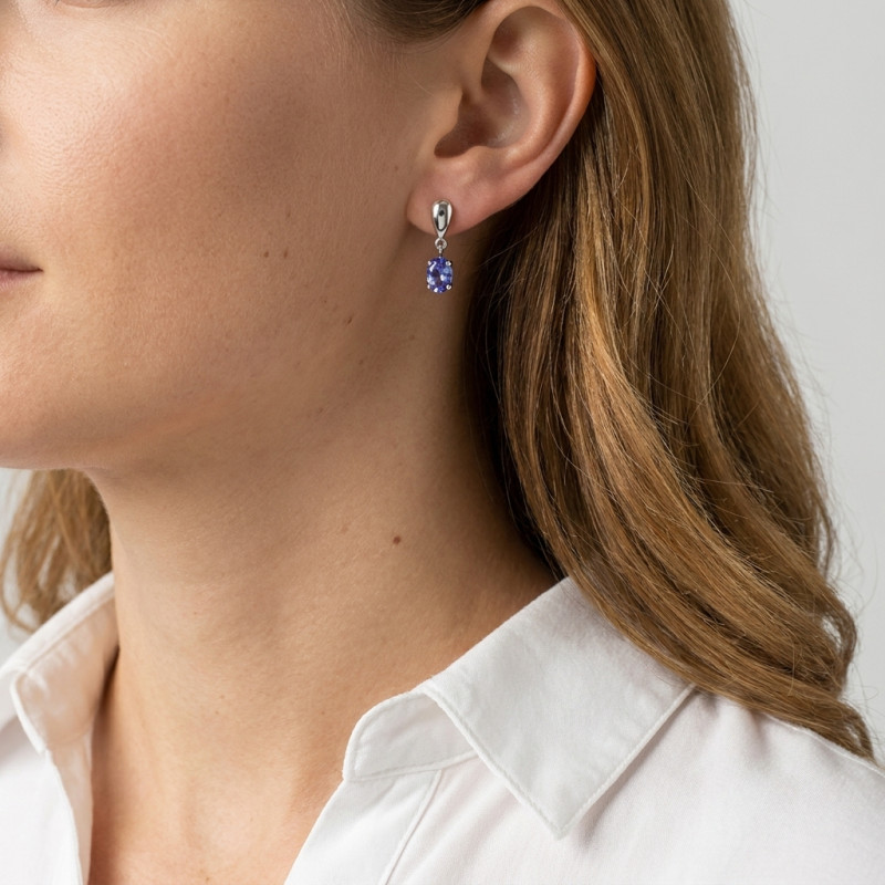 Boucles d'oreilles pendantes Or Blanc 750 Tanzanite Ovale 7x5mm porté