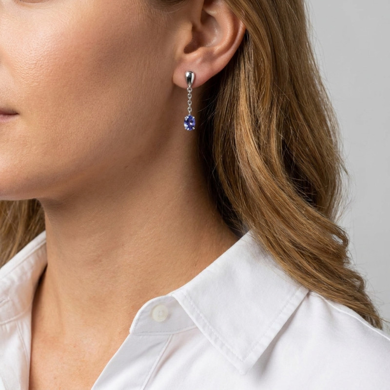 Boucles d'oreilles pendantes Or Blanc 750 Tanzanites Ovales porté