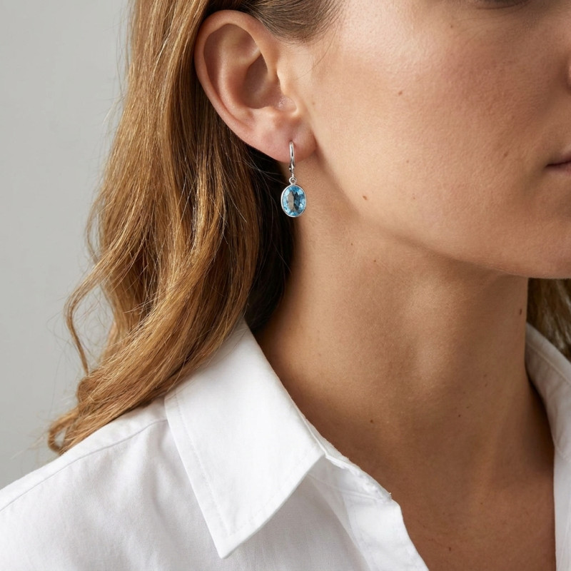 Boucles d'oreilles Pendantes Or Blanc 750 Topaze bleue traitée Ovale 9x7mm porté