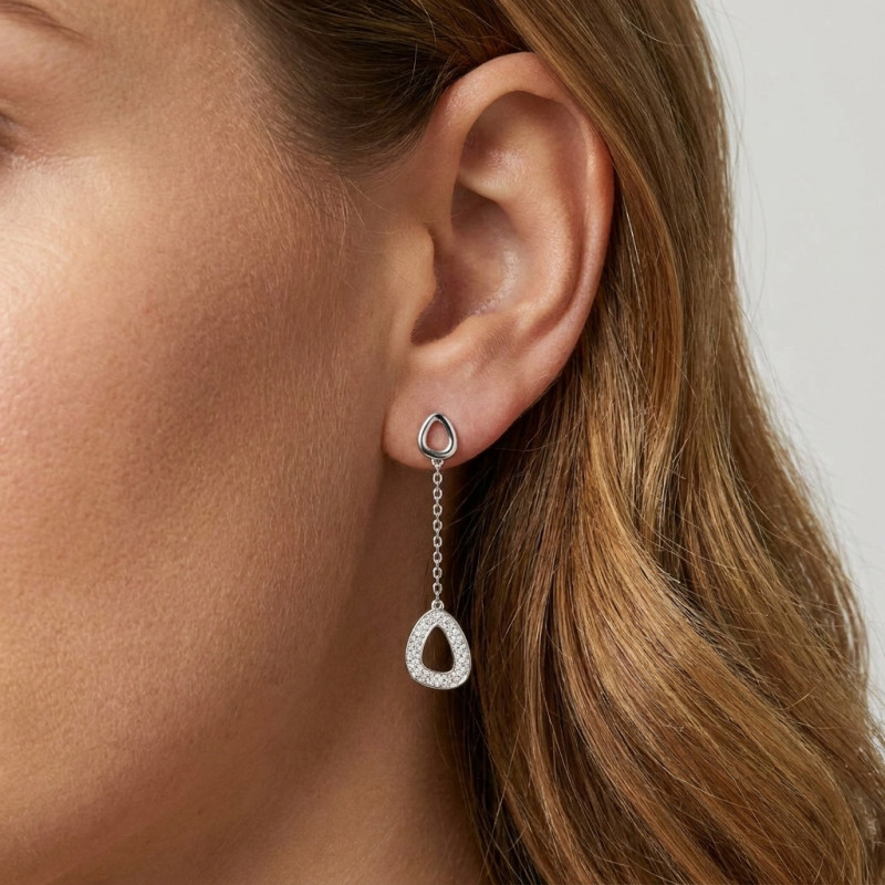 Boucles d'oreilles pendantes Or Blanc 750 triangle et diamants porté