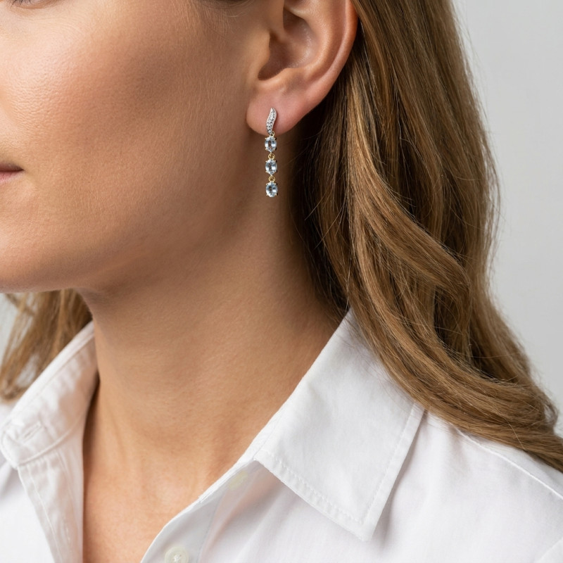 Boucles d'oreilles Pendantes Or Jaune  375 Aigue Marine et Diamant porté