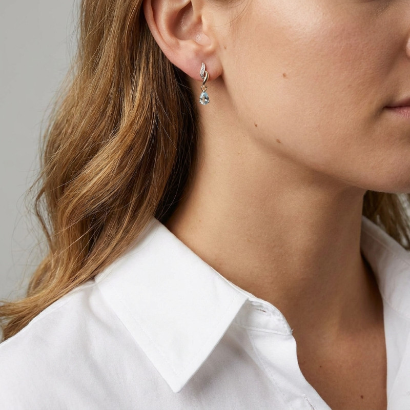 Boucles d'oreilles Pendantes Or jaune 375 Aigue Marine et Diamant porté