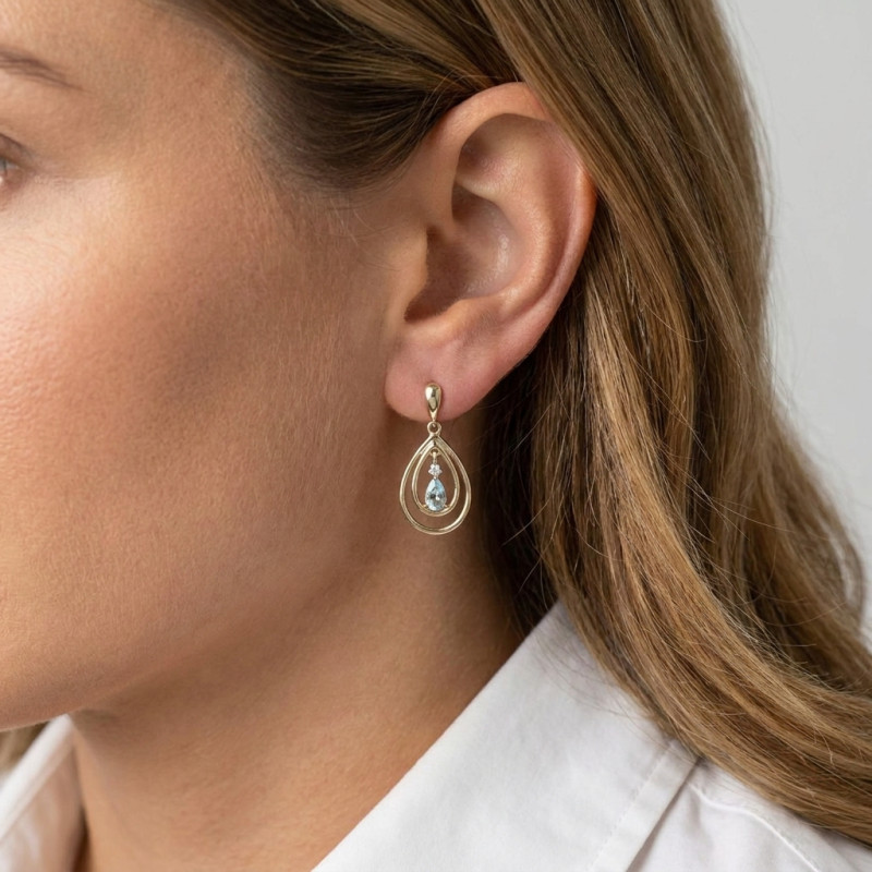Boucles d'oreilles Pendantes Or jaune 375 Aigue Marine et Diamant porté