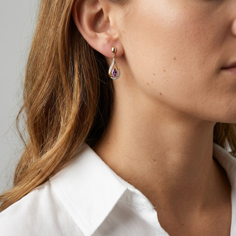 Boucles d'oreilles Pendantes Or Jaune 375 Améthyste poire de 5x3mm et Diamants porté