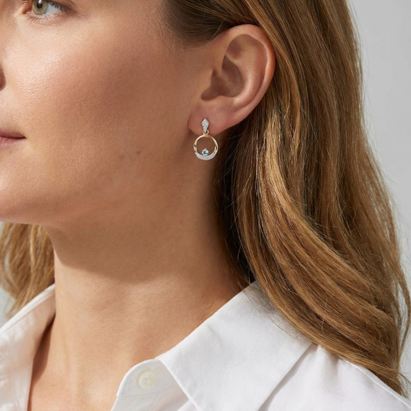 Boucles d'oreilles Pendantes Or jaune 375 et Aigue Marine porté