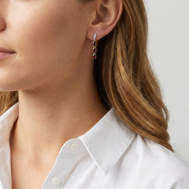 Boucles d'oreilles Pendantes  Or Jaune 375 Grenat Ovale et Diamant porté