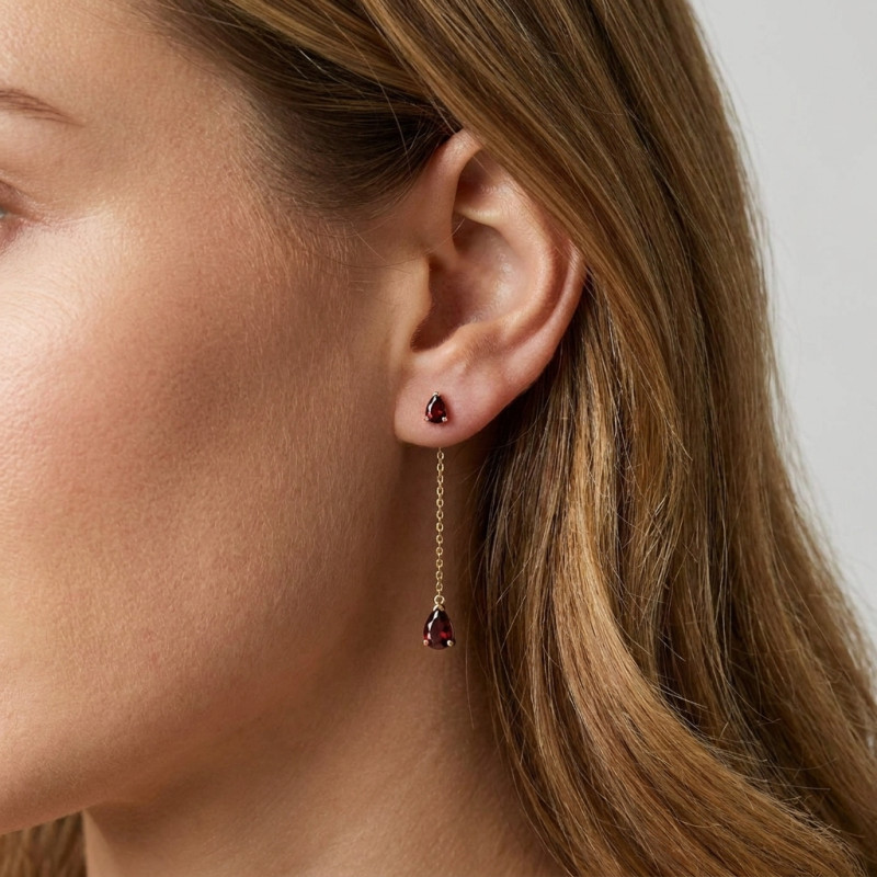 Boucles d'oreilles Pendantes Or Jaune 375 Grenat taille poire porté