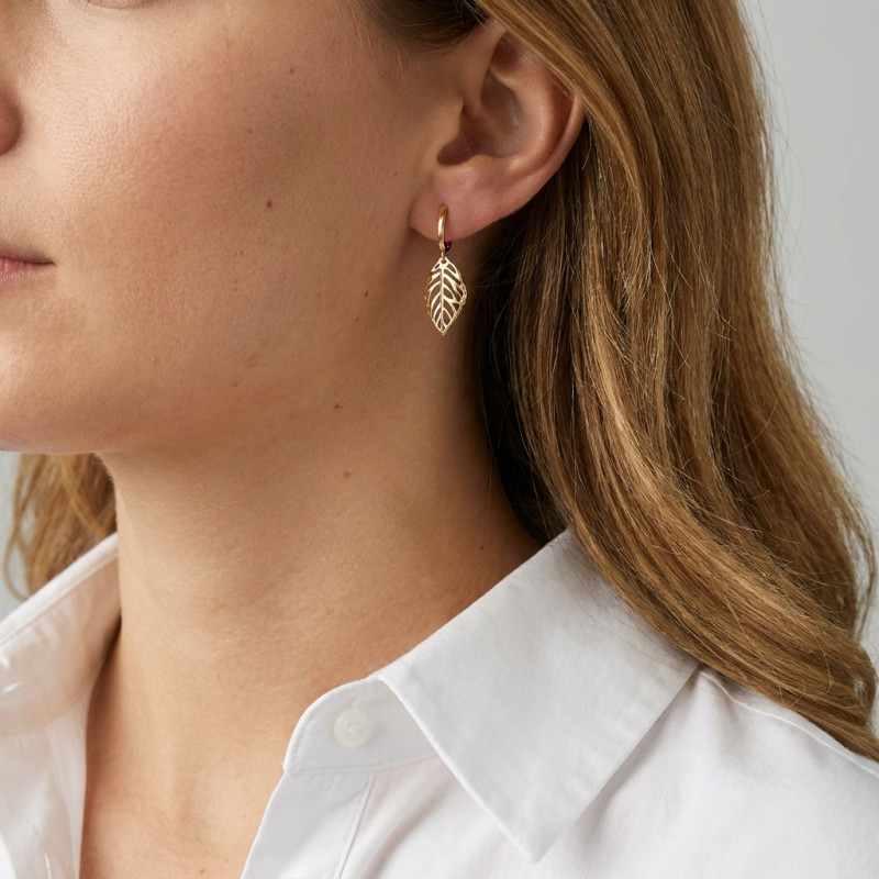 Boucles d'oreilles pendantes Or Jaune 375 Motifs Feuilles porté