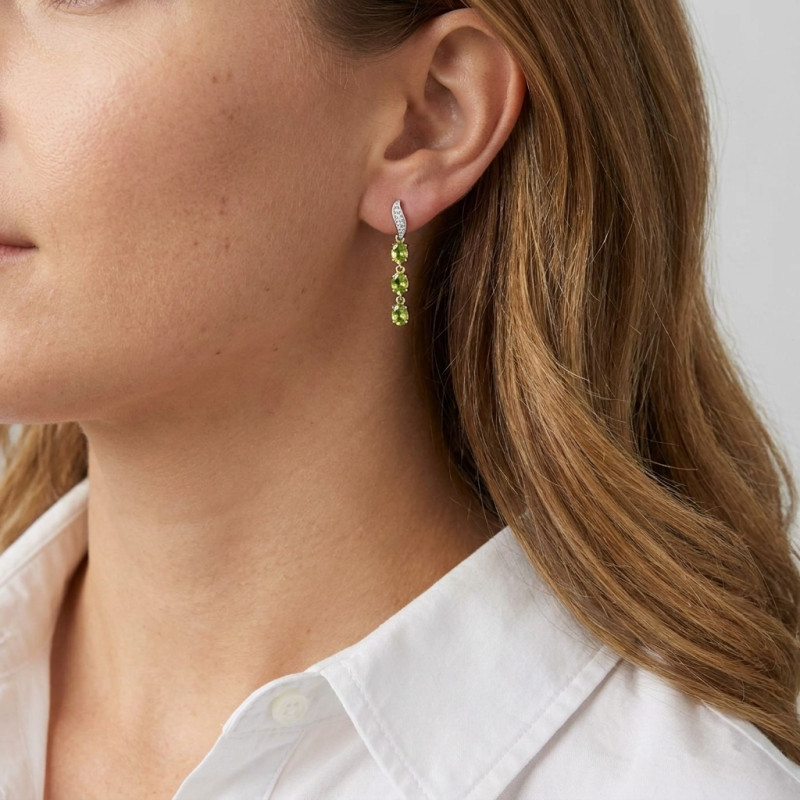 Boucles d'oreilles Pendantes Or Jaune  375 Péridot  et Diamant porté