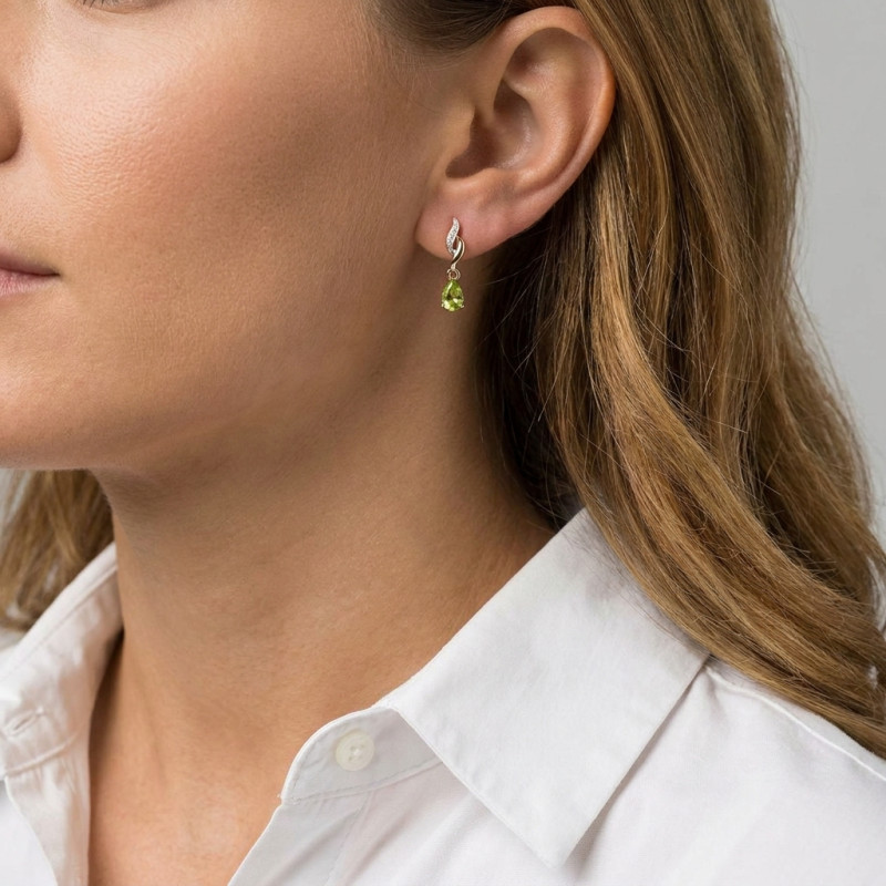 Boucles d'oreilles Pendantes Or jaune 375 Péridot et Diamant porté