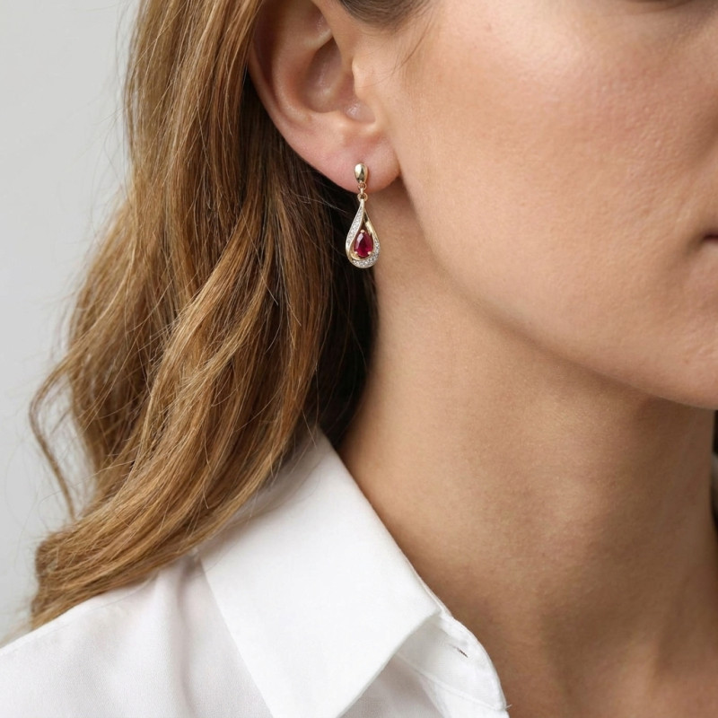 Boucles d'oreilles Pendantes Or Jaune 750 Rubis poire de 5x3mm et Diamants porté