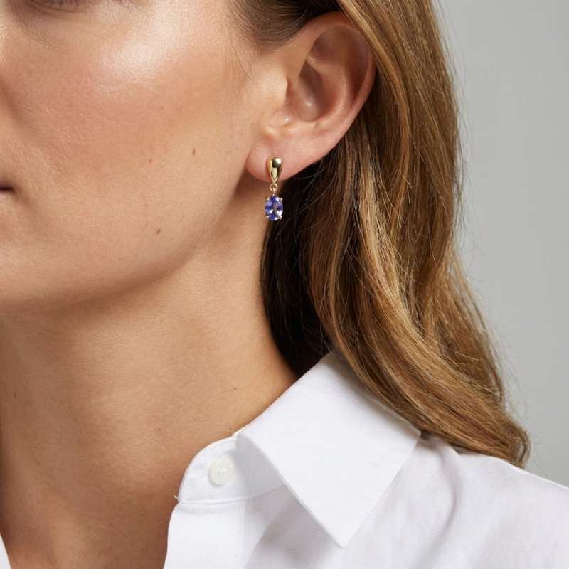 Boucles d'oreilles pendantes Or Jaune 750 Tanzanite 7x5mm porté