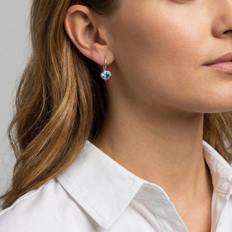 Boucles d'oreilles Pendantes Topaze Bleue Traitée Ovale 7x5mm porté