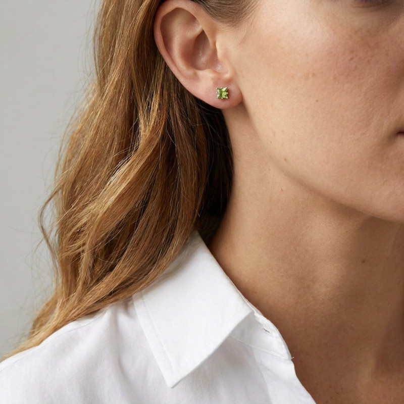 Boucles d'oreilles Péridot Carré 4mm Argent porté