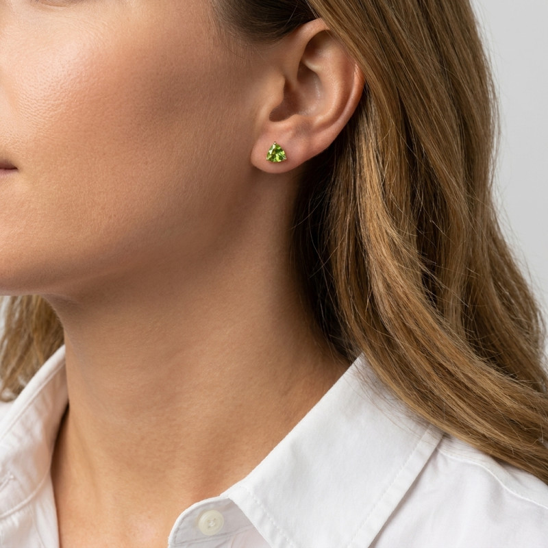 Boucles d'oreilles Péridot Trillion 5mm Or Jaune 375  porté